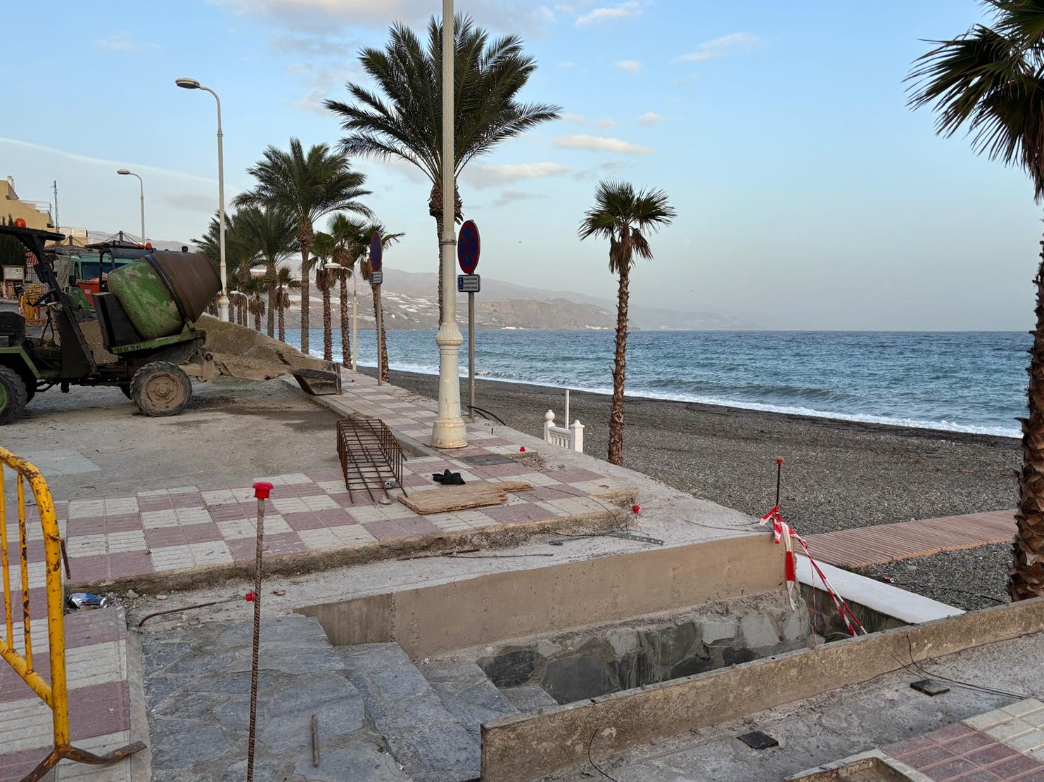 Castell de Ferro renueva las protecciones del Paseo Martimo 